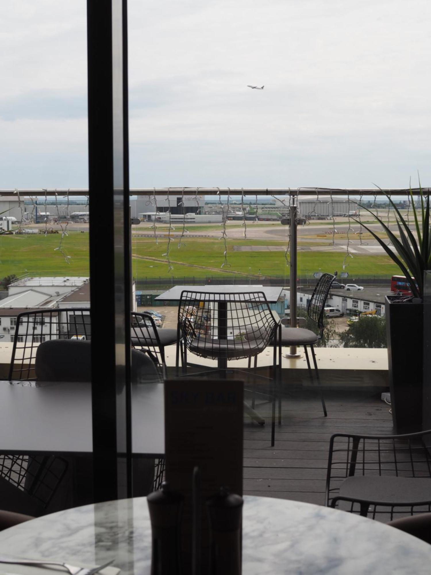 Courtyard By Marriott London Heathrow Airport Hotel Harlington  Екстериор снимка