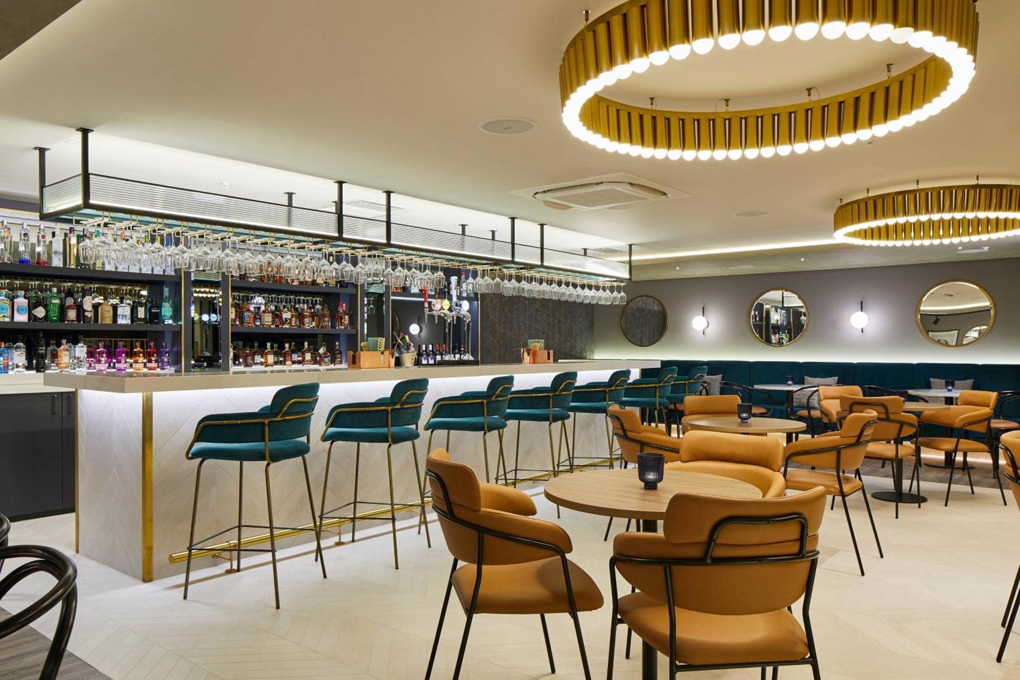 Courtyard By Marriott London Heathrow Airport Hotel Harlington  Екстериор снимка