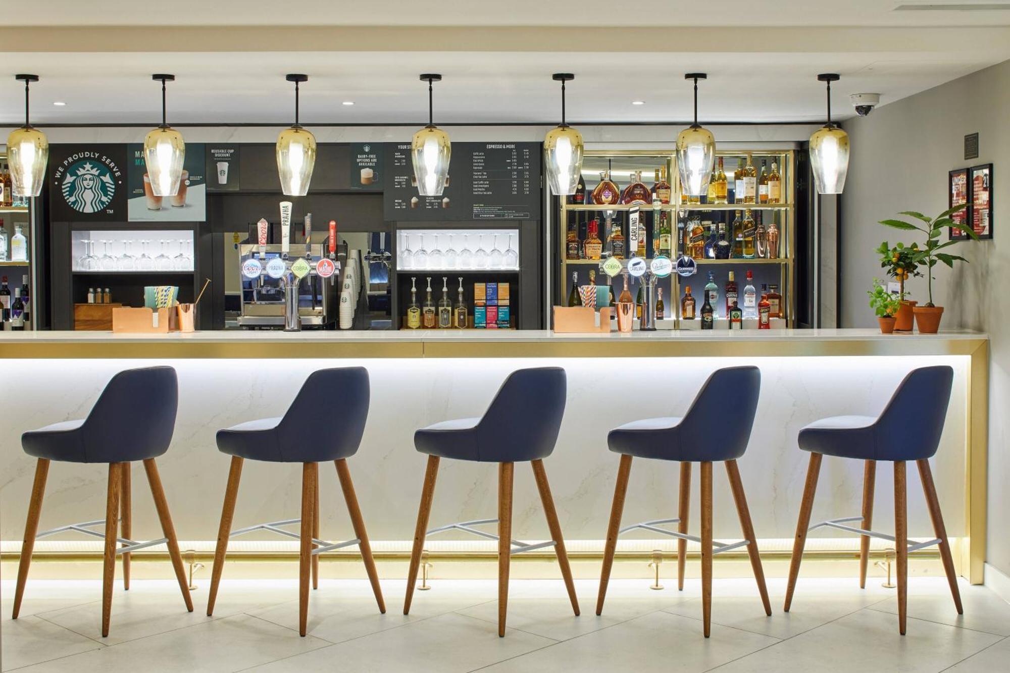 Courtyard By Marriott London Heathrow Airport Hotel Harlington  Екстериор снимка