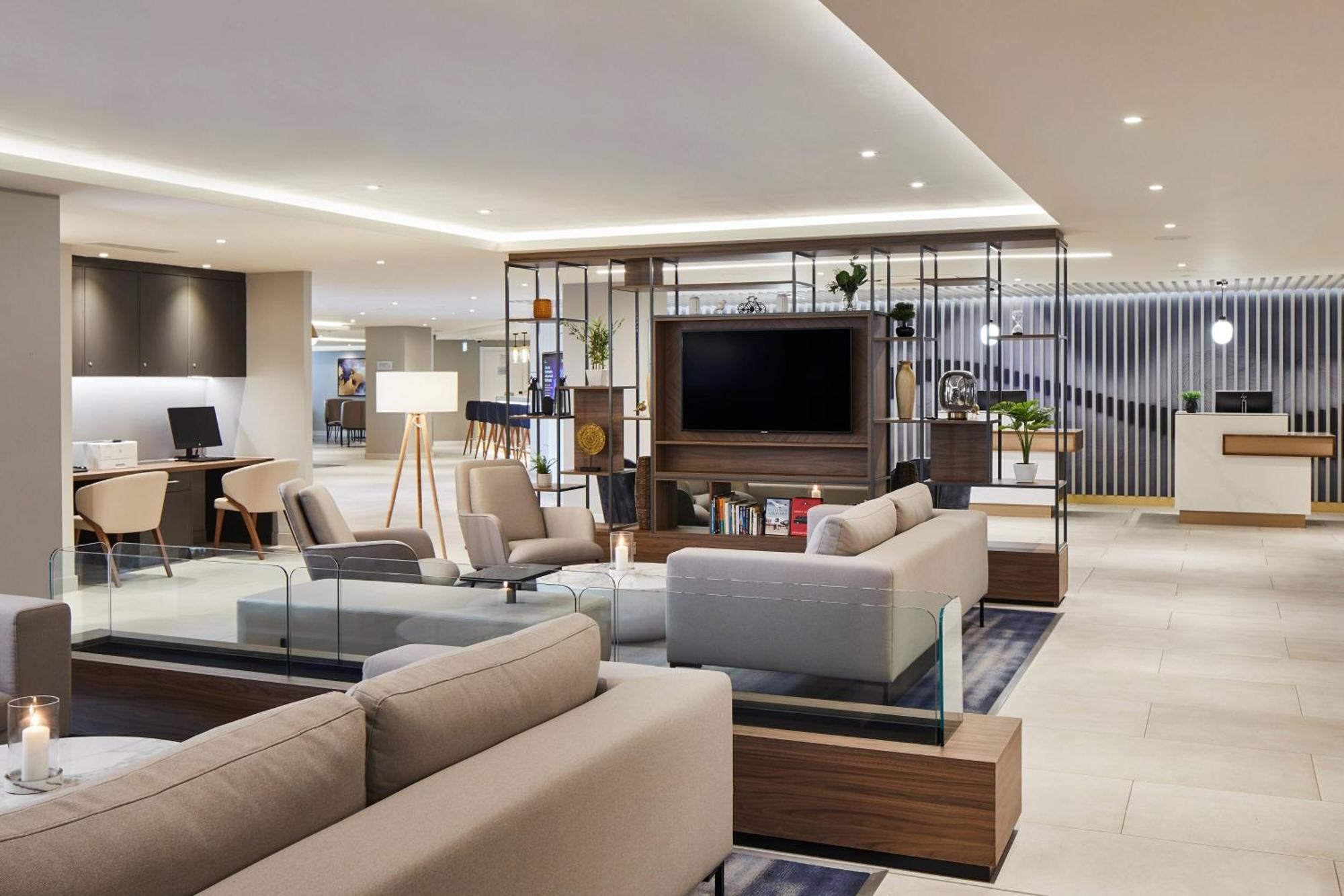Courtyard By Marriott London Heathrow Airport Hotel Harlington  Екстериор снимка